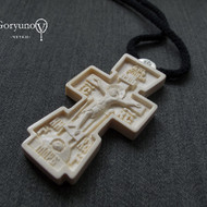 Наперсный крест из бивня мамонта с хризмой